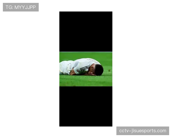 姆巴佩禁区倒地接受治疗，脸部被击中后坚持比赛展现职业精神